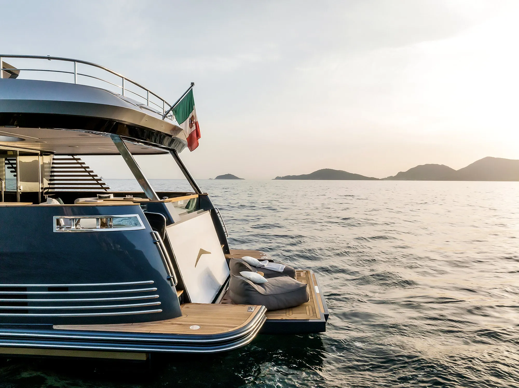 Azimut Magellano 30M — Luz em todo o lado