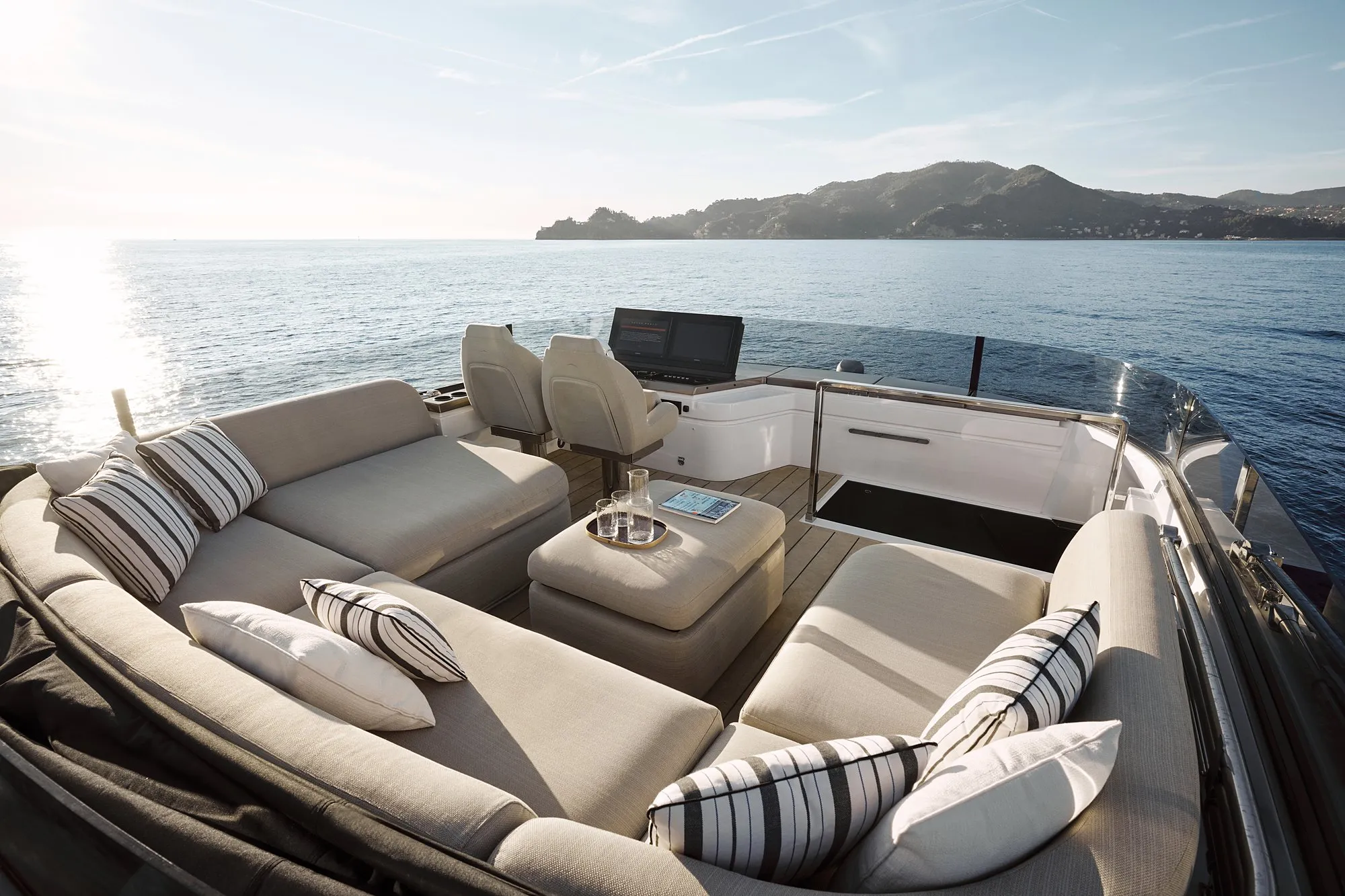 Azimut Seadeck 7 — Híbrido 80 kWh