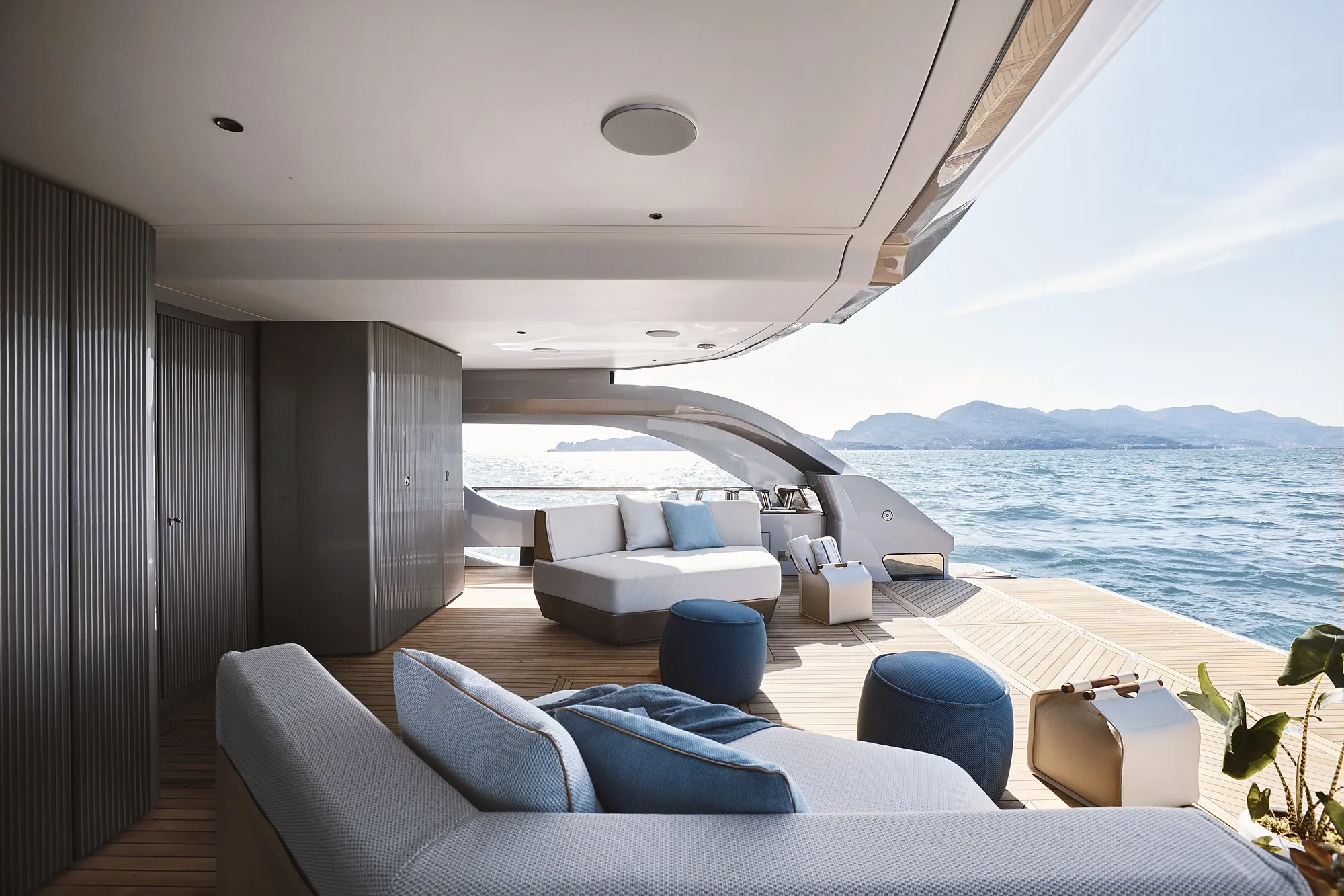 Azimut Grande Trideck — Casco D2P