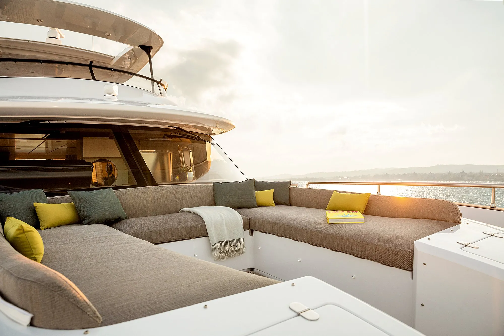 Azimut Magellano 66 — Carbono