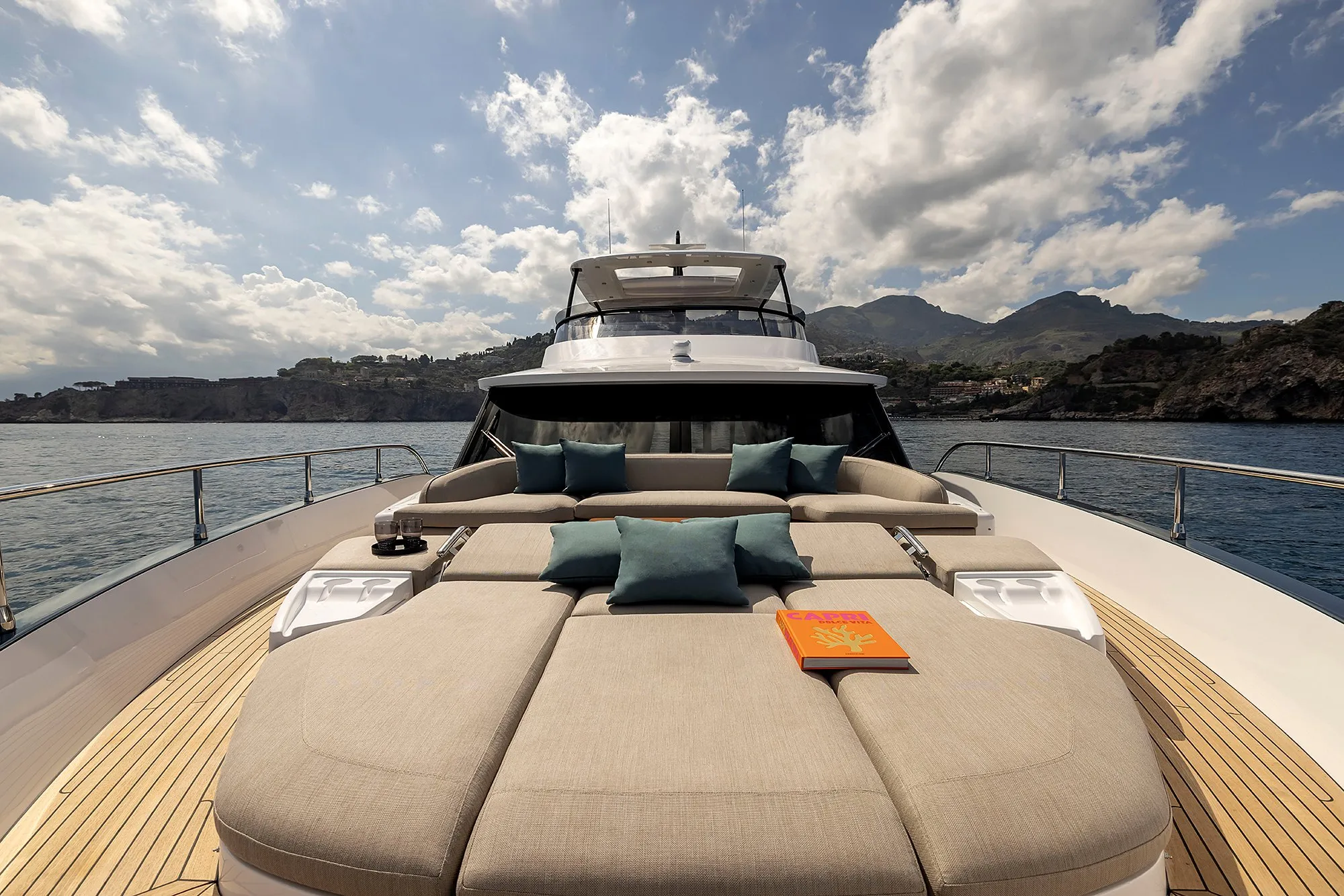 Azimut Magellano 60 — Três cabines